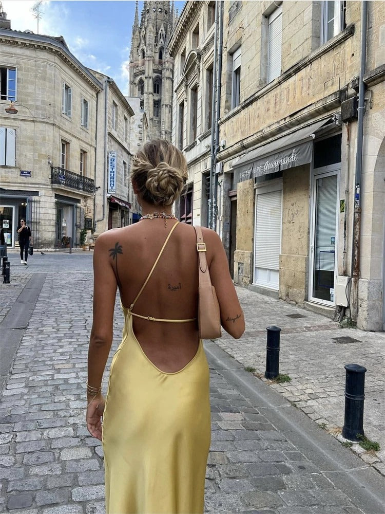 Satin Maxikleid mit Beinschlitz und Neckholder – Elegant & Sommerlich