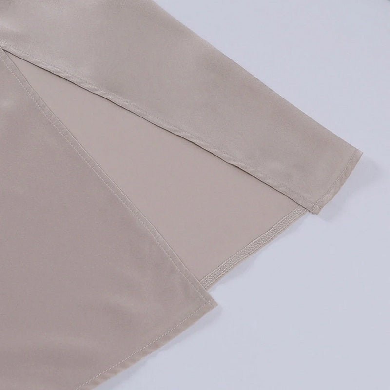 Elegantes Satin Slipdress mit Wasserfallausschnitt und hohem Beinschlitz – Feminines Abendkleid im minimalistischen Stil