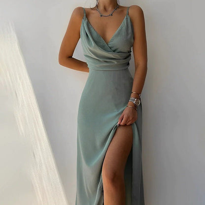 Elegantes Satin Slipdress mit Wasserfallausschnitt und hohem Beinschlitz – Feminines Abendkleid im minimalistischen Stil