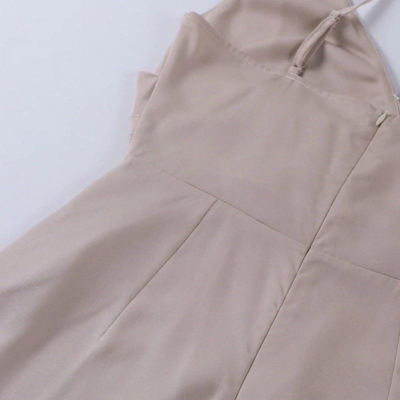 Elegantes Satin Slipdress mit Wasserfallausschnitt und hohem Beinschlitz – Feminines Abendkleid im minimalistischen Stil