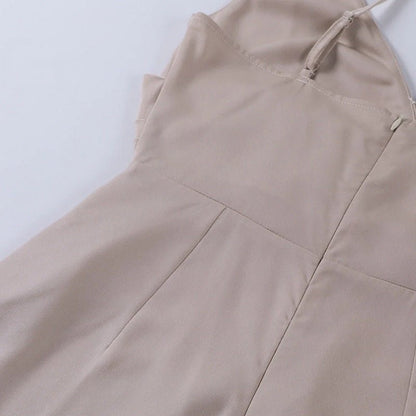 Elegantes Satin Slipdress mit Wasserfallausschnitt und hohem Beinschlitz – Feminines Abendkleid im minimalistischen Stil
