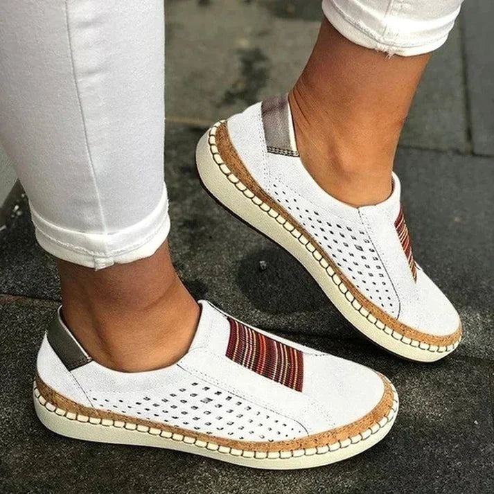 Bequeme Damen Slip-On Sneaker mit Lochmuster & Ethno-Stretch – Atmungsaktive Sommerschuhe