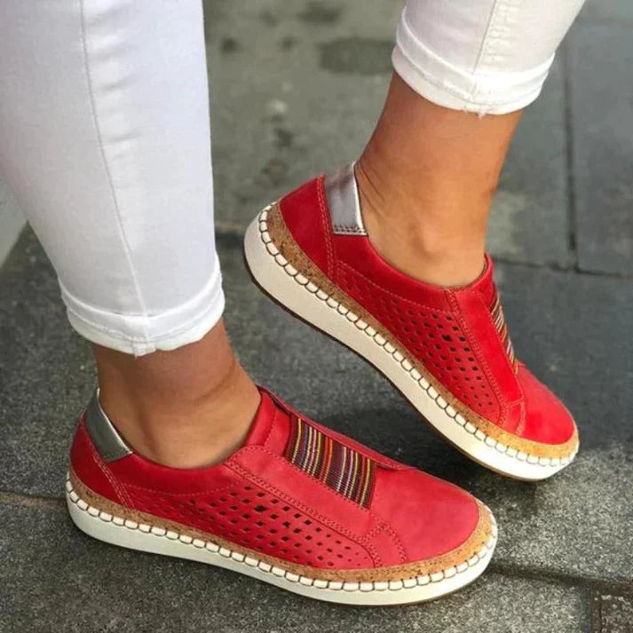 Bequeme Damen Slip-On Sneaker mit Lochmuster & Ethno-Stretch – Atmungsaktive Sommerschuhe